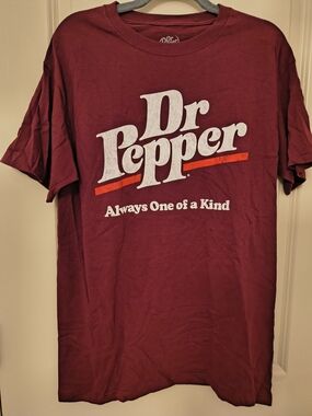 Dr Pepper Men’s Short Sleeve Crewneck T‑Shirt in Maroon
